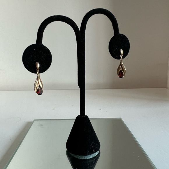 Adorable 14 karat yellow gold garnet pierced earrings - Picture 2 of 7